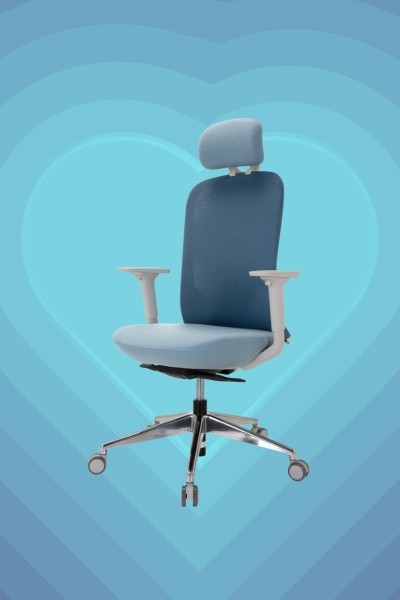 La sedia da ufficio AVEZA PRO in color blocking blu è visibile su uno sfondo blu a forma di cuore.