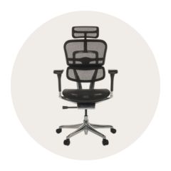 Sedia da ufficio nera ed ergonomica su uno sfondo beige e rotondo