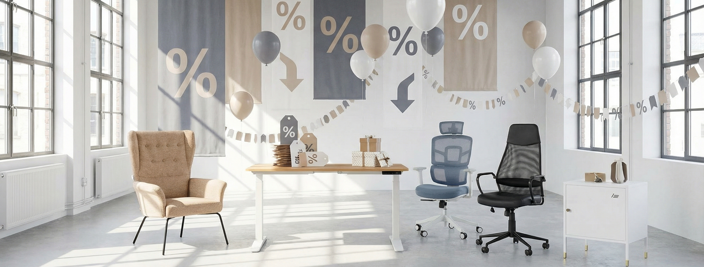 Diverse sedie da ufficio e mobili da ufficio in saldo sono disposti in una stanza bianca e semplice, mentre palloncini con percentuali fluttuano sul soffitto.