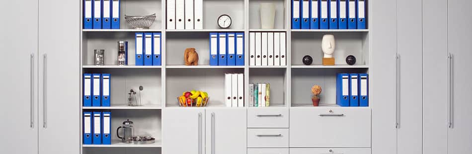 Büroregale zur übersichtlichen Lagerung und Sortierung.